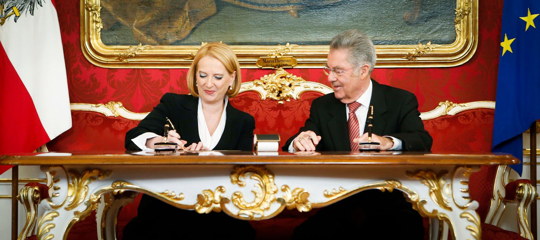 Am 16. Dezember 2013 wurde die neue Bundesregierung vom Bundespr&auml;sidenten in der Pr&auml;sidentschaftskanzlei angelobt. Im Bild Bundespr&auml;sident Heinz Fischer (r.) mit Bundesministerin f&uuml;r Verkehr, Innovation und Technologie Doris Bures.