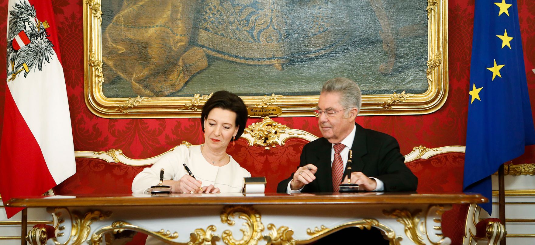 Am 16. Dezember 2013 wurde die neue Bundesregierung vom Bundespr&auml;sidenten in der Pr&auml;sidentschaftskanzlei angelobt. Im Bild Bundespr&auml;sident Heinz Fischer (r.) mit Bundesministerin f&uuml;r Unterricht, Kunst und Kultur Gabriele Heinisch-Hosek.