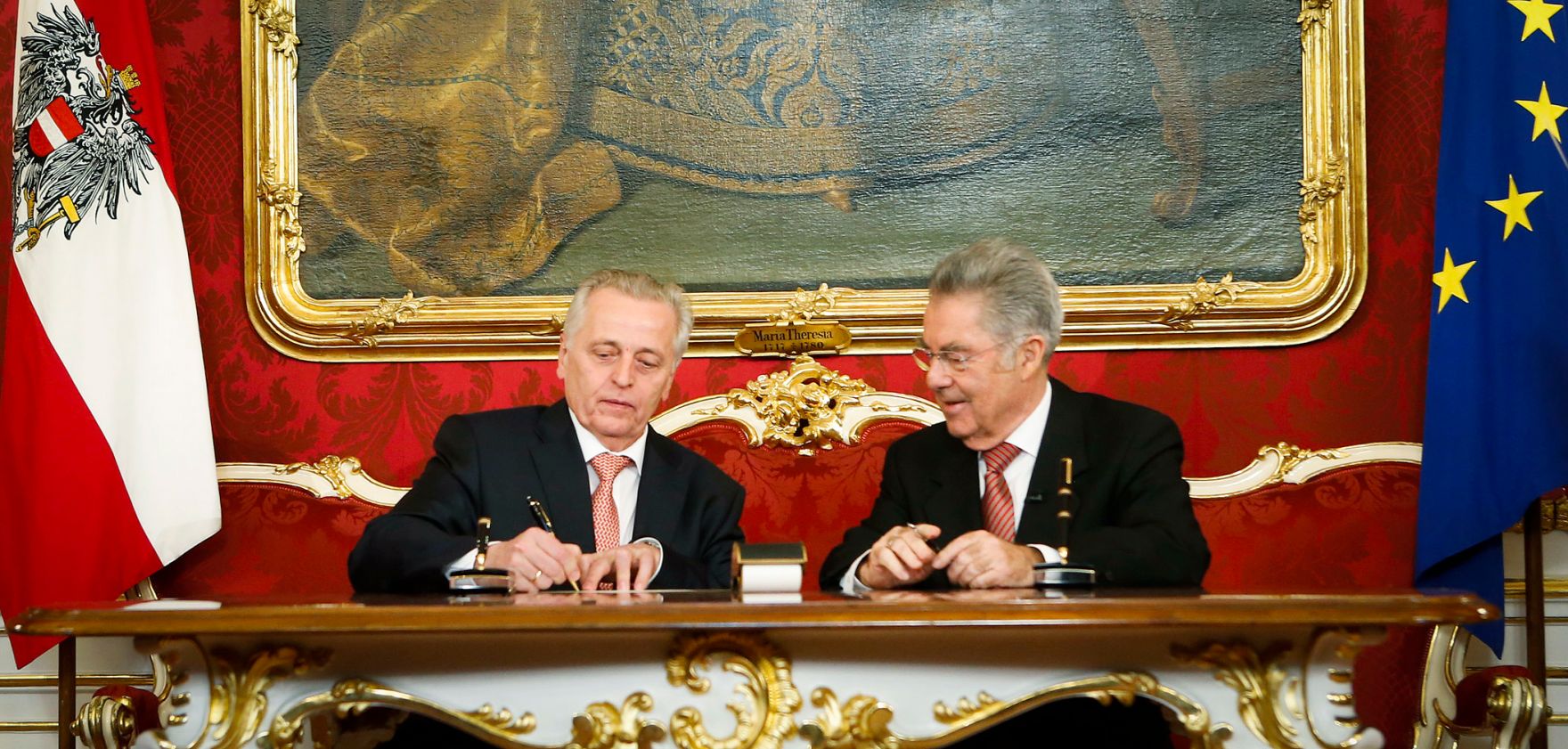 Am 16. Dezember 2013 wurde die neue Bundesregierung vom Bundespr&auml;sidenten in der Pr&auml;sidentschaftskanzlei angelobt. Im Bild Bundespr&auml;sident Heinz Fischer (r.) mit Bundesminister f&uuml;r Arbeit, Soziales und Konsumentenschutz Rudolf Hundstorfer.