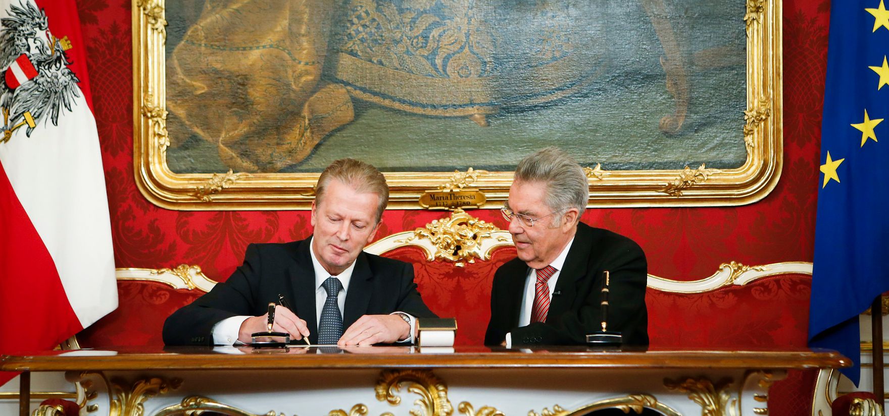 Am 16. Dezember 2013 wurde die neue Bundesregierung vom Bundespr&auml;sidenten in der Pr&auml;sidentschaftskanzlei angelobt. Im Bild Bundespr&auml;sident Heinz Fischer (r.) mit Bundesminister f&uuml;r Wirtschaft, Familie und Jugend und f&uuml;r Wissenschaft und Forschung Reinhold Mitterlehner.