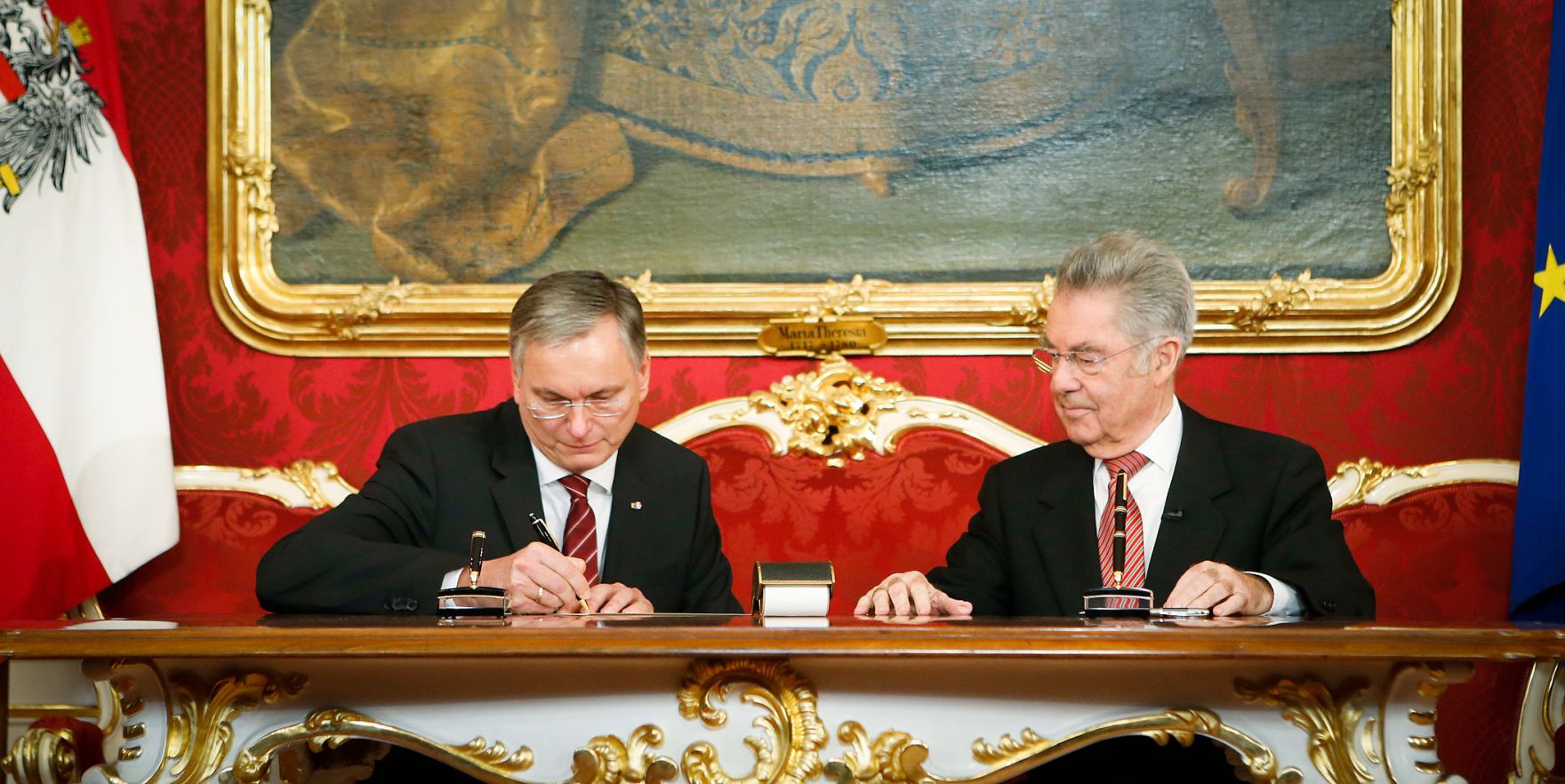 Am 16. Dezember 2013 wurde die neue Bundesregierung vom Bundespr&auml;sidenten in der Pr&auml;sidentschaftskanzlei angelobt. Im Bild Bundespr&auml;sident Heinz Fischer (r.) mit Bundesminister f&uuml;r Gesundheit Alois St&ouml;ger.