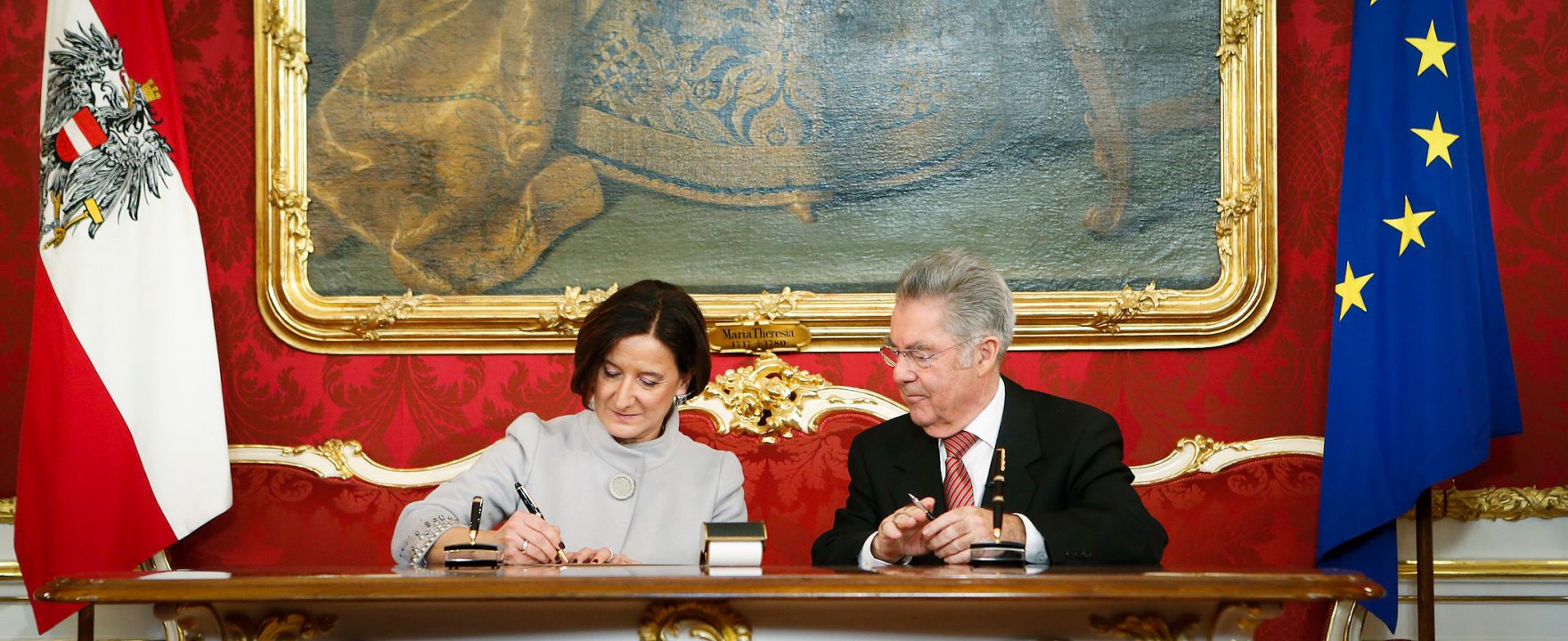 Am 16. Dezember 2013 wurde die neue Bundesregierung vom Bundespr&auml;sidenten in der Pr&auml;sidentschaftskanzlei angelobt. Im Bild Bundespr&auml;sident Heinz Fischer (r.) mit Bundesministerin f&uuml;r Inneres Johanna Mikl-Leitner.