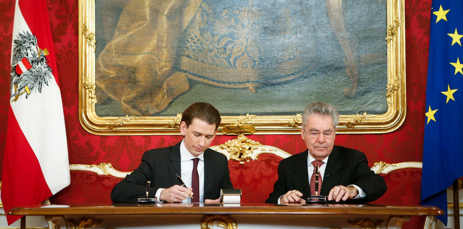 Am 16. Dezember 2013 wurde die neue Bundesregierung vom Bundespr&auml;sidenten in der Pr&auml;sidentschaftskanzlei angelobt. Im Bild Bundespr&auml;sident Heinz Fischer (r.) mit Bundesminister f&uuml;r europ&auml;ische und internationale Angelegenheiten Sebastian Kurz.