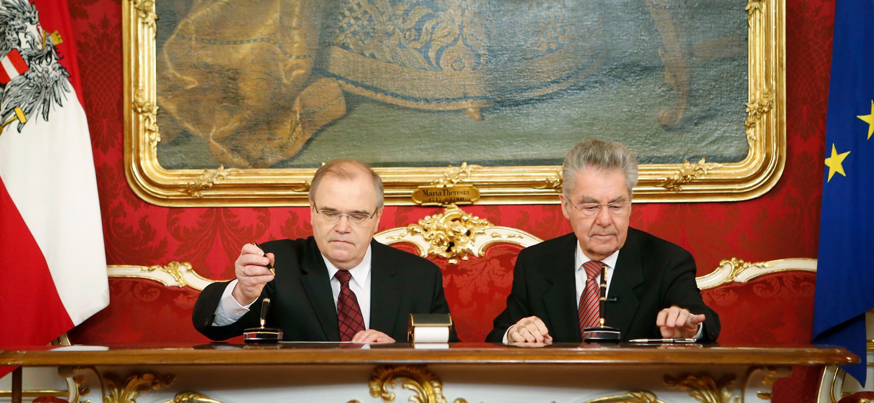 Am 16. Dezember 2013 wurde die neue Bundesregierung vom Bundespr&auml;sidenten in der Pr&auml;sidentschaftskanzlei angelobt. Im Bild Bundespr&auml;sident Heinz Fischer (r.) mit Bundesminister f&uuml;r Justiz Wolfgang Brandstetter.