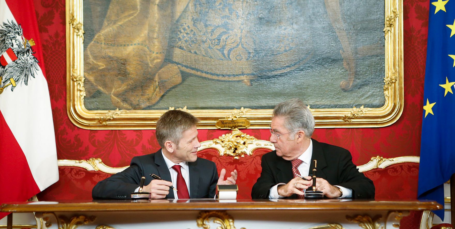 Am 16. Dezember 2013 wurde die neue Bundesregierung vom Bundespr&auml;sidenten in der Pr&auml;sidentschaftskanzlei angelobt. Im Bild Bundespr&auml;sident Heinz Fischer (r.) mit Bundesminister ohne Portefeuille Josef Ostermayer.