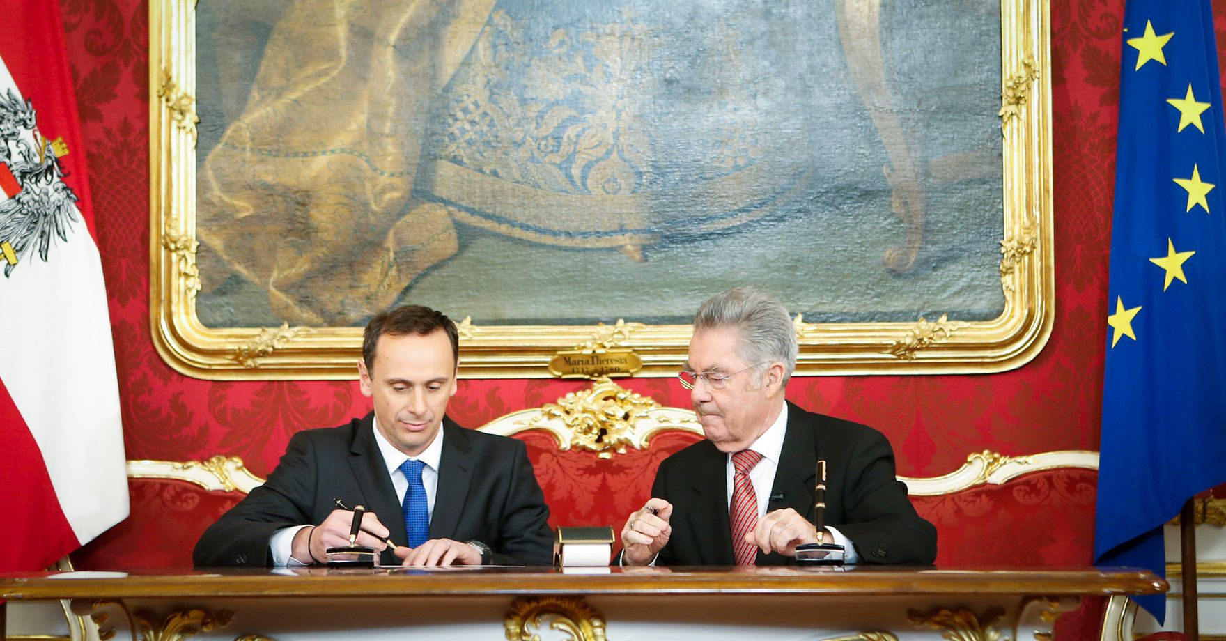 Am 16. Dezember 2013 wurde die neue Bundesregierung vom Bundespr&auml;sidenten in der Pr&auml;sidentschaftskanzlei angelobt. Im Bild Bundespr&auml;sident Heinz Fischer (r.) mit Finanzstaatssekret&auml;r Jochen Danninger.