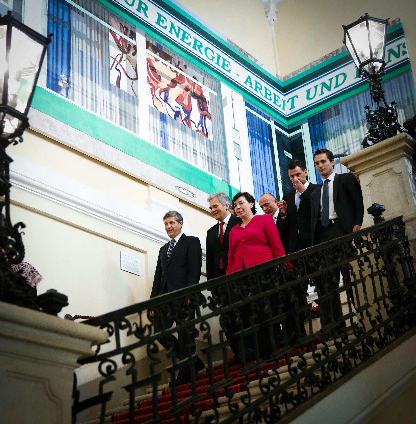 Am 16. Dezember 2013 wurde die neue Bundesregierung von Bundespr&auml;sident Heinz Fischer in der Pr&auml;sidentschaftskanzlei angelobt. Im Bild die Regierungsmitglieder am Weg in die Pr&auml;sidentschaftskanzlei.