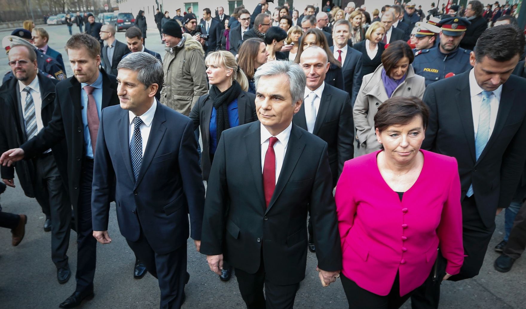 Am 16. Dezember 2013 wurde die neue Bundesregierung von Bundespr&auml;sident Heinz Fischer in der Pr&auml;sidentschaftskanzlei angelobt. Im Bild die Regierungsmitglieder am Weg in die Pr&auml;sidentschaftskanzlei.