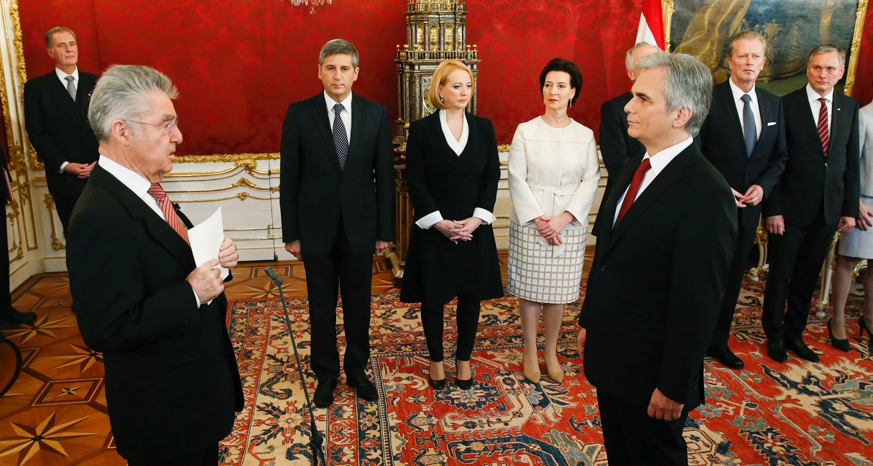 Am 16. Dezember 2013 wurde die neue Bundesregierung vom Bundespr&auml;sidenten in der Pr&auml;sidentschaftskanzlei angelobt. Im Bild Bundespr&auml;sident Heinz Fischer (l.) mit Bundeskanzler Werner Faymann.