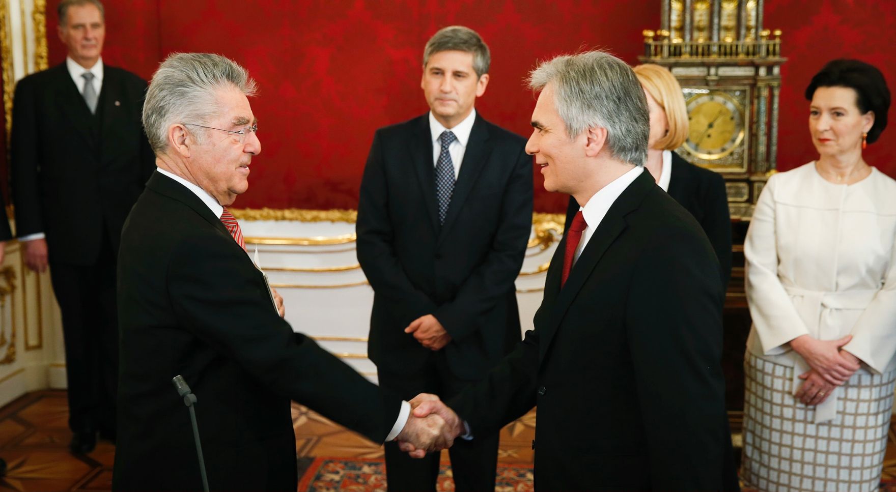 Am 16. Dezember 2013 wurde die neue Bundesregierung vom Bundespr&auml;sidenten in der Pr&auml;sidentschaftskanzlei angelobt. Im Bild Bundespr&auml;sident Heinz Fischer (l.) mit Bundeskanzler Werner Faymann.