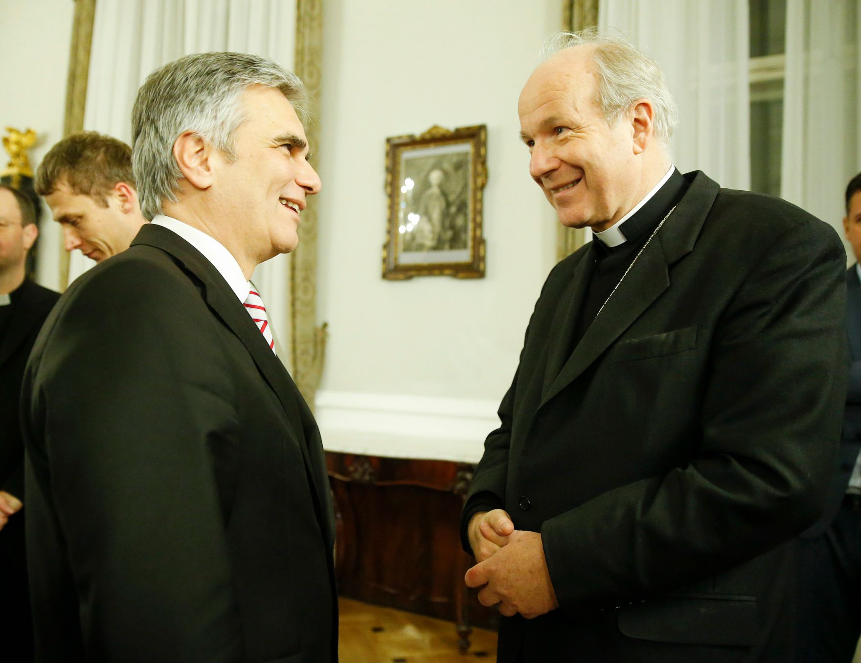 Am 17. Dezember 2013 lud Bundeskanzler Werner Faymann religi&ouml;se Vertreterinnen und Vertreter zu einem Adventempfang in das Bundeskanzleramt. Im Bild mit Kardinal Christoph Sch&ouml;nborn (r.).