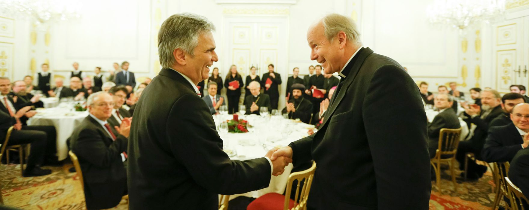 Am 17. Dezember 2013 lud Bundeskanzler Werner Faymann religi&ouml;se Vertreterinnen und Vertreter zu einem Adventempfang in das Bundeskanzleramt. Im Bild mit Kardinal Christoph Sch&ouml;nborn (r.).