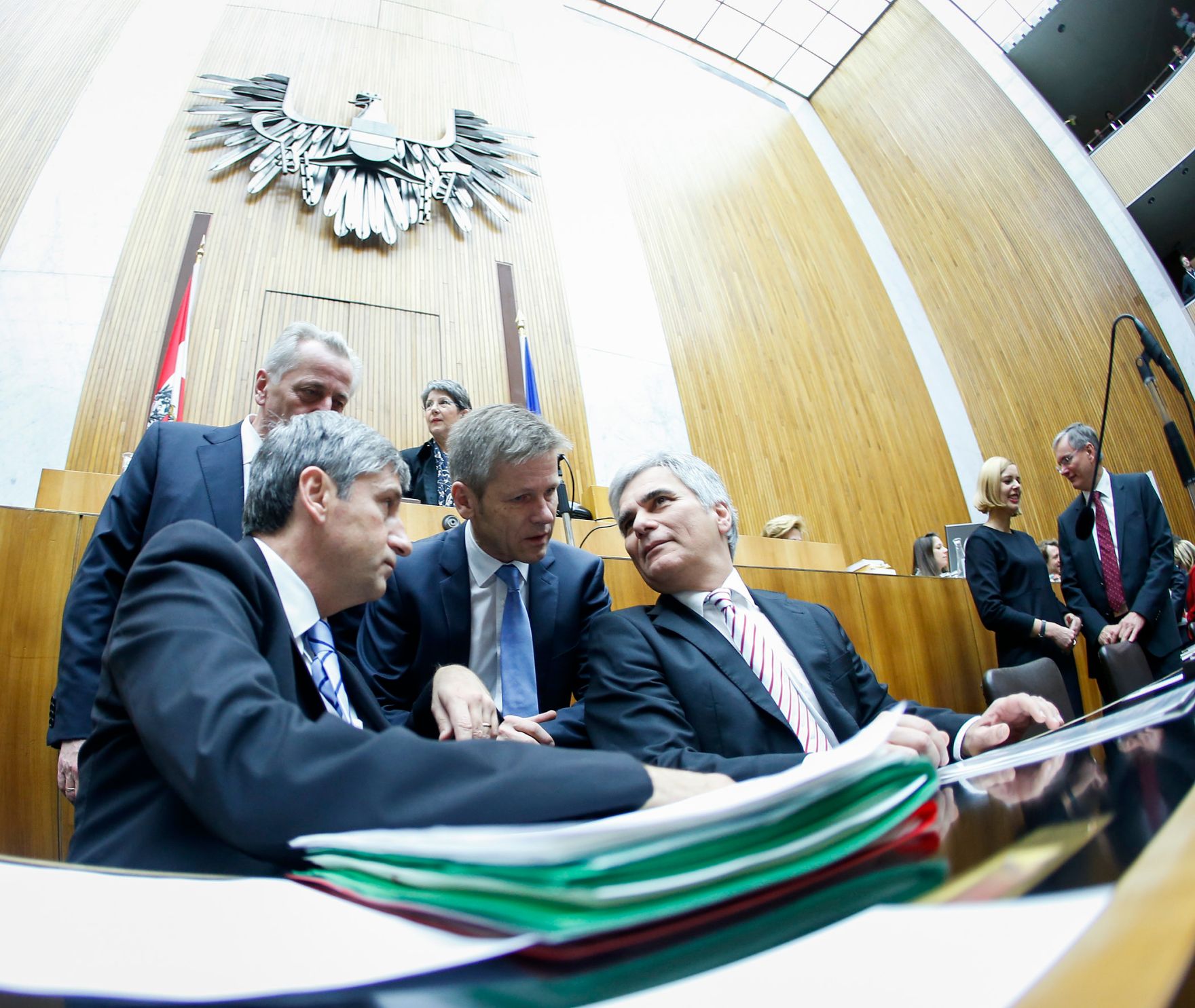 Am 17. Dezember 2013 stellte der Bundeskanzler im Nationalrat im Parlament das Arbeitsprogramm der Bundesregierung f&uuml;r die kommenden f&uuml;nf Jahre vor. Im Bild (v.r.n.l.) Bundeskanzler Werner Faymann mit Kanzleramtsminister Josef Ostermayer, Sozialminister Rudolf Hundstorfer und Finanzminister und Vizekanzler Michael Spindelegger.