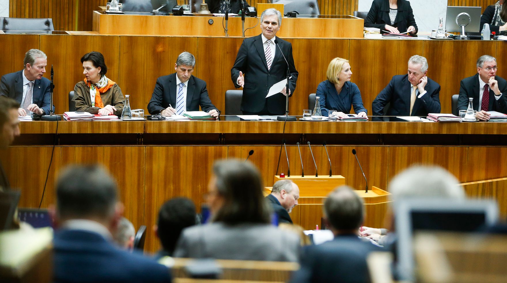 Am 17. Dezember 2013 stellte Bundeskanzler Werner Faymann im Nationalrat im Parlament das Arbeitsprogramm der Bundesregierung f&uuml;r die kommenden f&uuml;nf Jahre vor.
