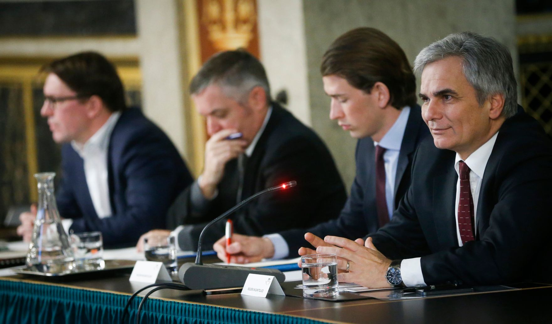 Am 18. Dezember 2013 sprach Bundeskanzler Werner Faymann (r.) beim EU-Hauptausschuss im Parlament.