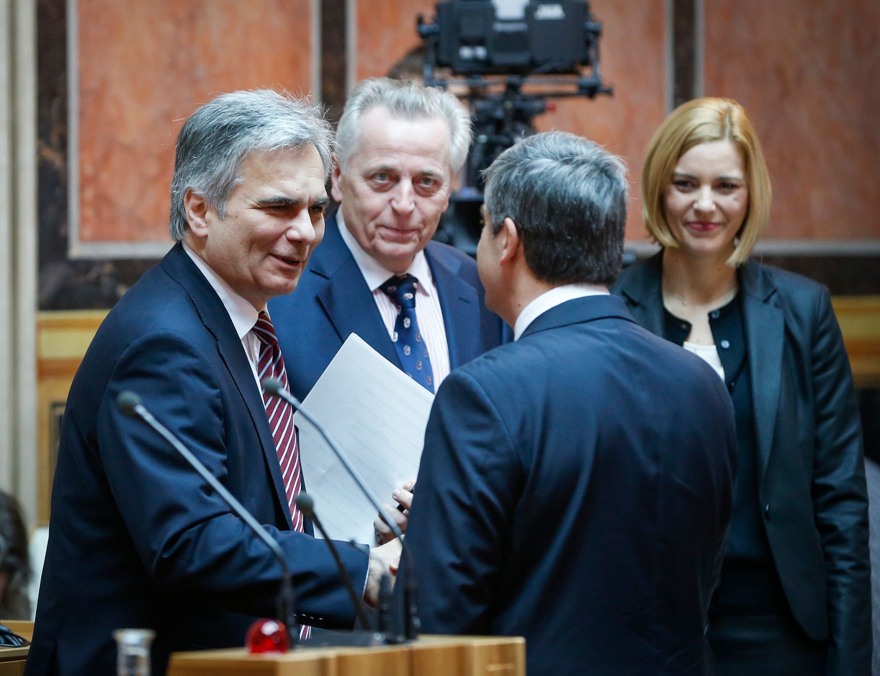 Am 19. Dezember 2013 stellte der Bundeskanzler im Bundesrat im Parlament das Arbeitsprogramm der Bundesregierung f&uuml;r die kommenden f&uuml;nf Jahre vor. Im Bild (v.l.n.r.) Bundeskanzler Werner Faymann mit Bundesminister f&uuml;r Arbeit, Soziales und Konsumentenschutz Rudolf Hundstorfer, Finanzminister und Vizekanzler Michael Spindelegger und Finanzstaatssekret&auml;rin Sonja Ste&szlig;l.