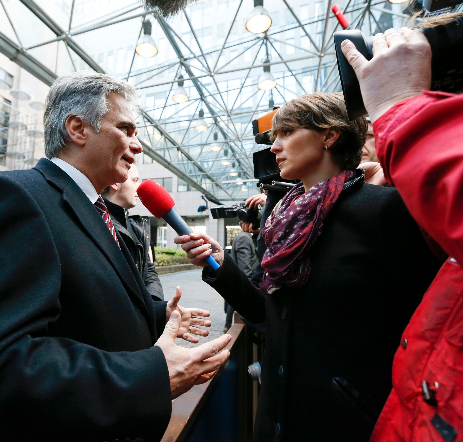 Am 19. Dezember 2013 begann in Br&uuml;ssel der mehrt&auml;gige Europ&auml;ische Rat der EU-Staats- und Regierungschefs. Im Bild Bundeskanzler Werner Faymann bei Pressestatements.