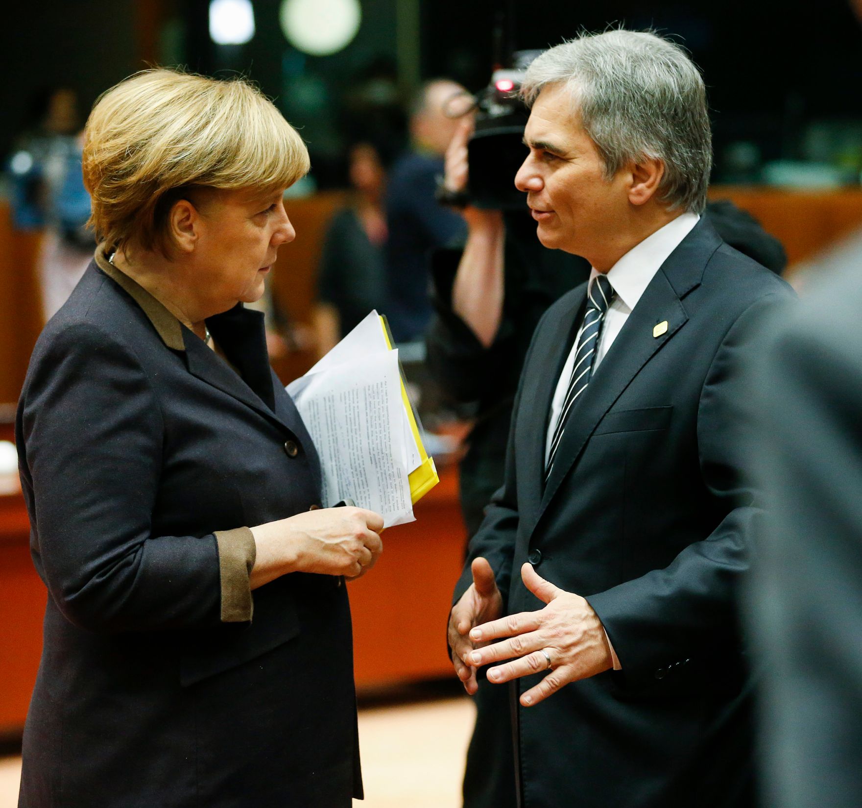 Am 20. Dezember 2013 endete in Br&uuml;ssel der mehrt&auml;gige Europ&auml;ische Rat der EU-Staats- und Regierungschefs. Bundeskanzler Werner Faymann (r.) mit Deutschlands Bundeskanzlerin Angela Merkel (l.).