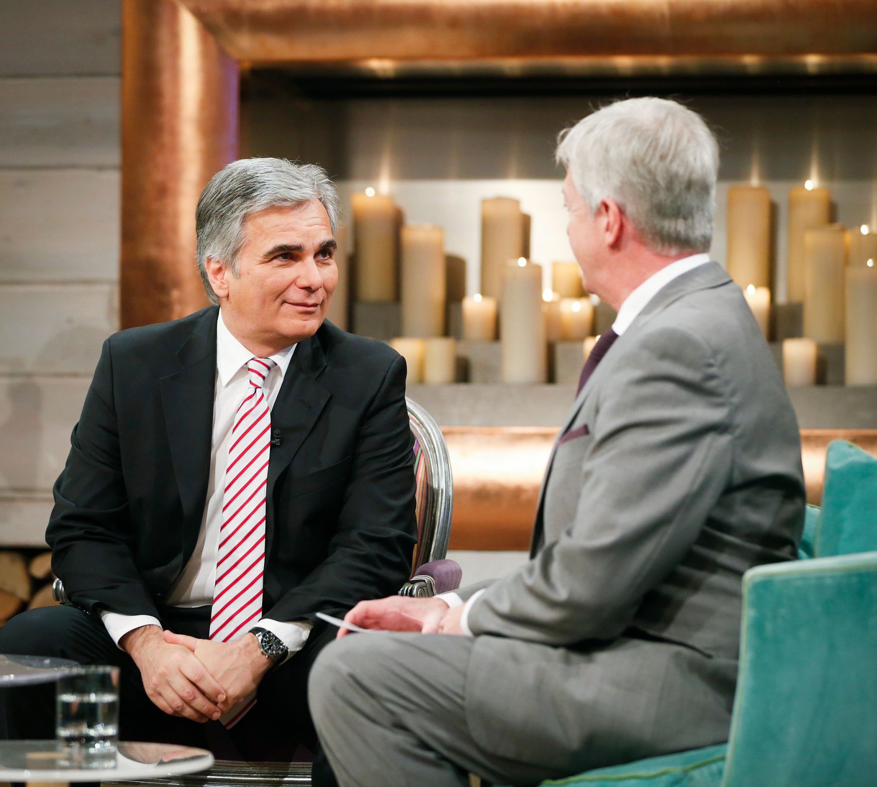 Am 24. Dezember 2013 nahm Bundeskanzler Werner Faymann (l.) an der Licht ins Dunkel Spendenaktion im ORF Zentrum Wien teil.