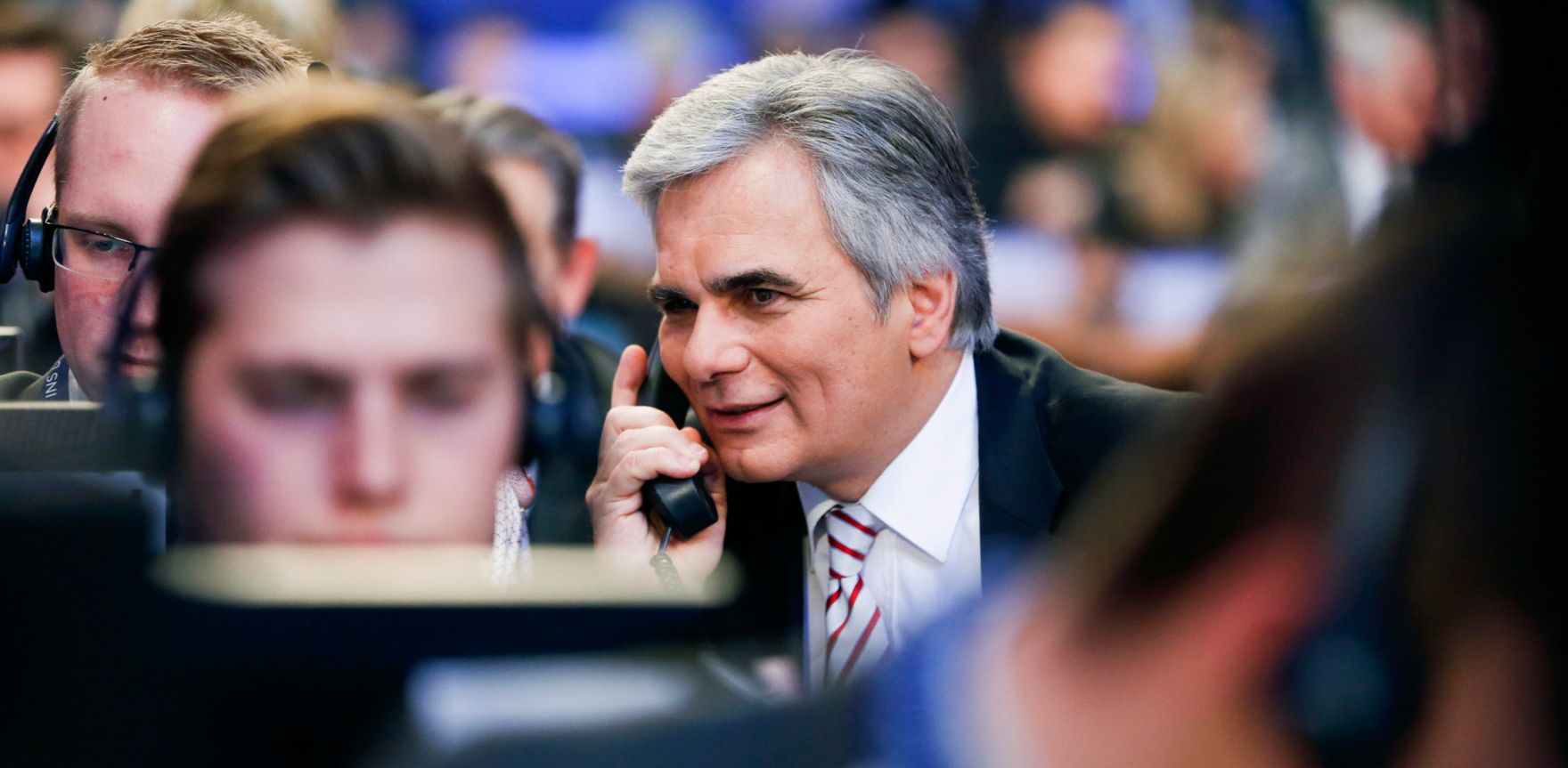 Am 24. Dezember 2013 nahm Bundeskanzler Werner Faymann an der Licht ins Dunkel Spendenaktion im ORF Zentrum Wien teil.