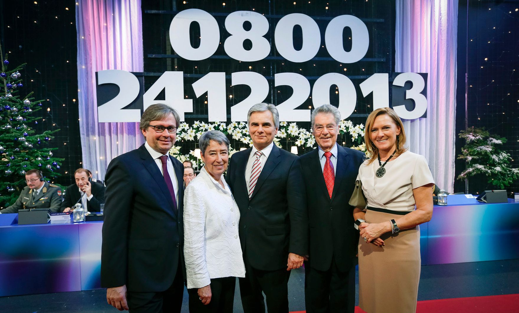 Am 24. Dezember 2013 nahm Bundeskanzler Werner Faymann (m.) an der Licht ins Dunkel Spendenaktion im ORF Zentrum Wien teil.