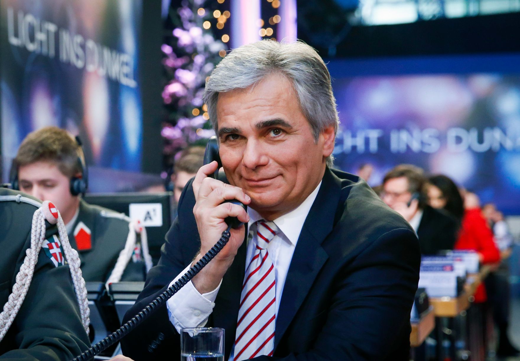 Am 24. Dezember 2013 nahm Bundeskanzler Werner Faymann an der Licht ins Dunkel Spendenaktion im ORF Zentrum Wien teil.