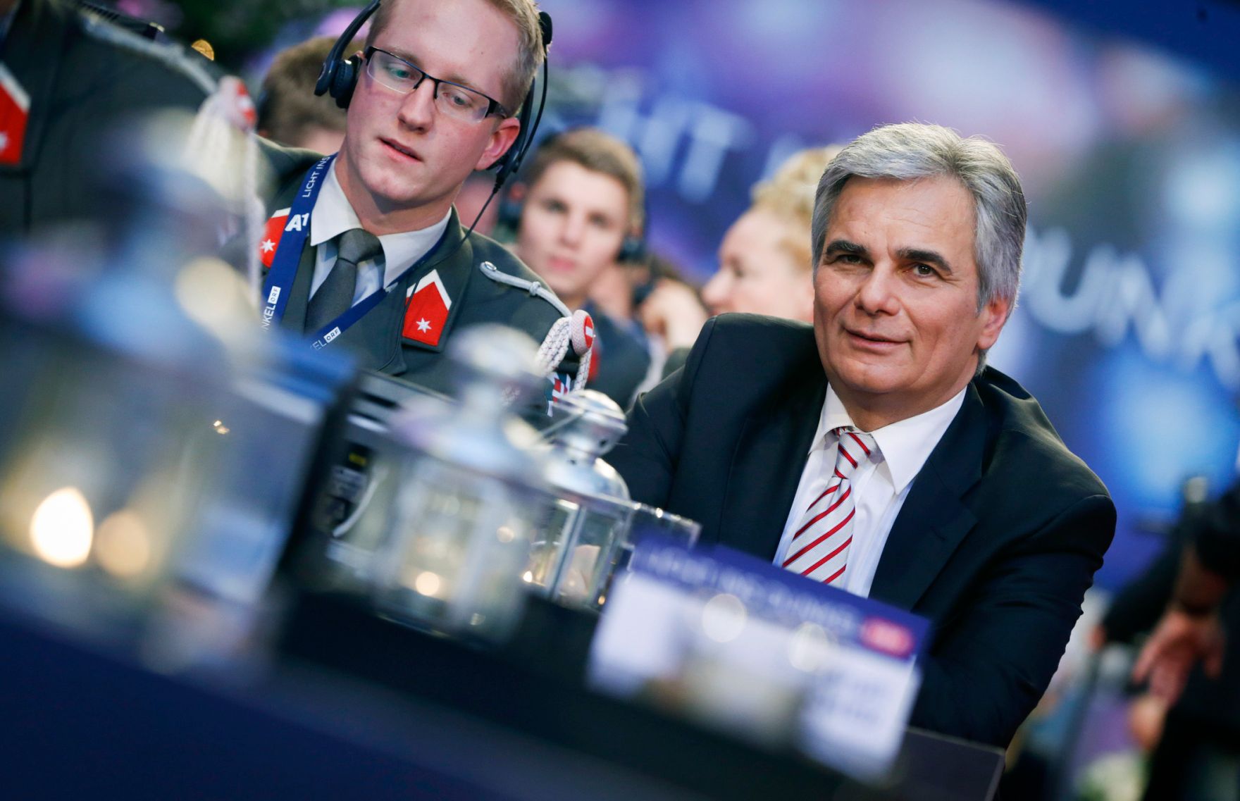 Am 24. Dezember 2013 nahm Bundeskanzler Werner Faymann an der Licht ins Dunkel Spendenaktion im ORF Zentrum Wien teil.