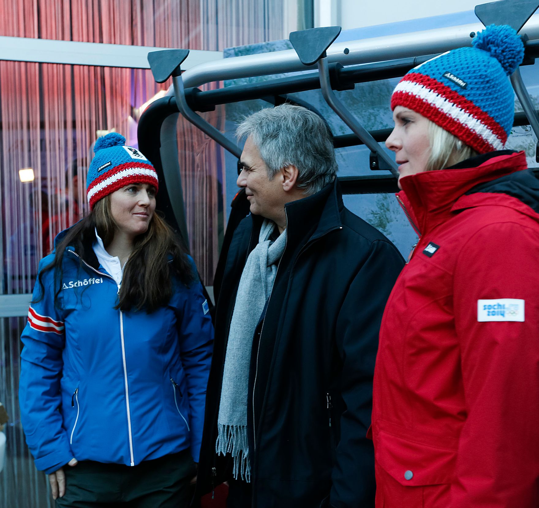 Am 8. Februar 2014 besuchte Bundeskanzler Werner Faymann (m.) die Olympischen Winterspiele in Sotschi/Russland. Im Bild mit den Schirennl&auml;uferinnen Elisabeth G&ouml;rgl (l.) und Nicole Hosp (r.).