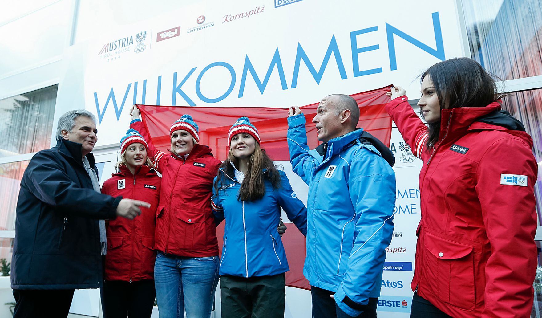 Am 8. Februar 2014 besuchte Bundeskanzler Werner Faymann (l.) die Olympischen Winterspiele in Sotschi/Russland. Im Bild (v.l.n.r.) mit den Schirennl&auml;uferinnen Michaela Kirchgasser, Nicole Hosp, Elisabeth G&ouml;rgl, Sportminister Gerald Klug und Schirennl&auml;uferin Anna Fenninger.