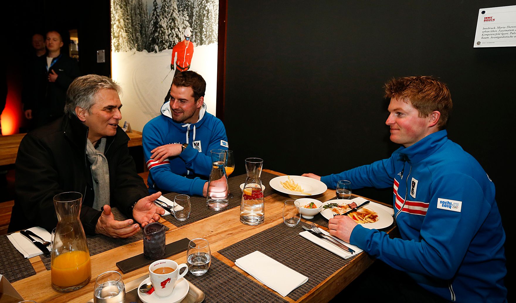 Am 8. Februar 2014 besuchte Bundeskanzler Werner Faymann (l.) die Olympischen Winterspiele in Sotschi/Russland. Im Bild mit den Rennrodlern Wolfgang Linger (m.) und Andreas Linger (r.).