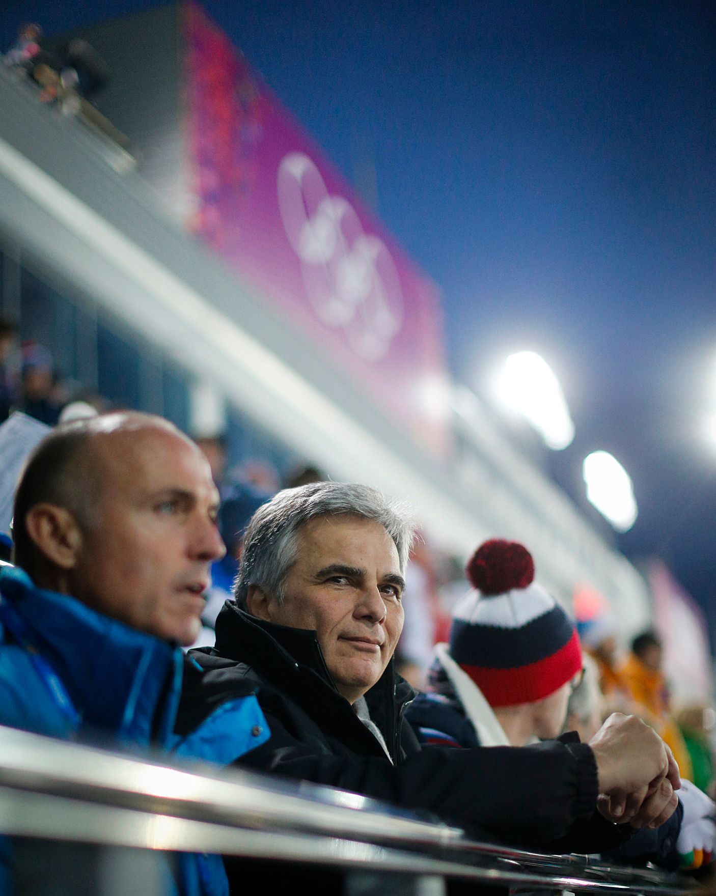 Am 8. Februar 2014 besuchte Bundeskanzler Werner Faymann (r.) die Olympischen Winterspiele in Sotschi/Russland. Im Bild mit Sportminister Gerald Klug (l.).