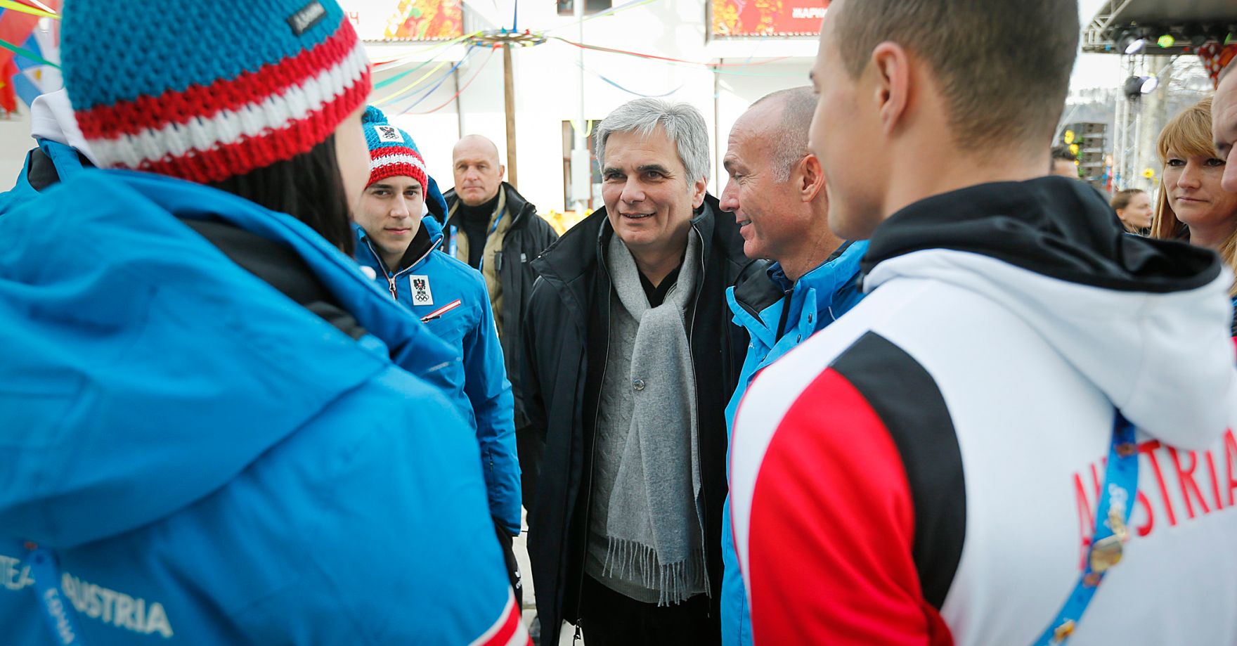 Am 9. Februar 2014 besuchte Bundeskanzler Werner Faymann (m.) die Olympischen Winterspiele in Sotschi/Russland. Im Bild mit Sportminister Gerald Klug und &Ouml;SV Sportlerinnen und Sportlern.