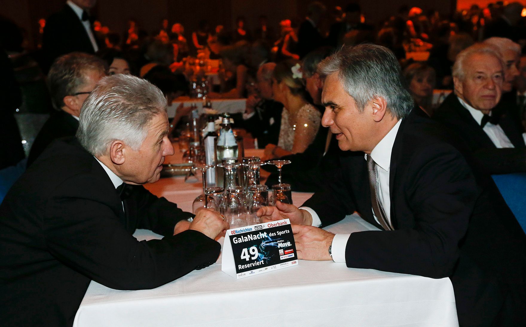 Am 31. J&auml;nner 2014 nahm Bundeskanzler Werner Faymann (r.) an der Er&ouml;ffnung der Galanacht des Sports 2014 in Linz teil. Im Bild mit dem ober&ouml;sterreichischen Landeshauptmann Josef P&uuml;hringer (l.).
