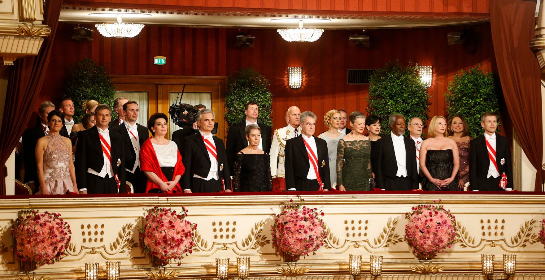 Am 27. Februar 2014 besuchte der Bundeskanzler den Wiener Opernball. Im Bild (vorne v.r.n.l.) Kanzleramtsminister Josef Ostermayer, Verkehrsministerin Doris Bures, der ehemaligen UNO-Generalsekret&auml;r Kofi Annan mit Ehefrau Nane Maria, Bundespr&auml;sident Heinz Fischer mit Ehefrau Margit, Bundeskanzler Werner Faymann mit Ehefrau Martina, Finanzminister und Vizekanzler Michael Spindelegger mit Ehefrau Margit.