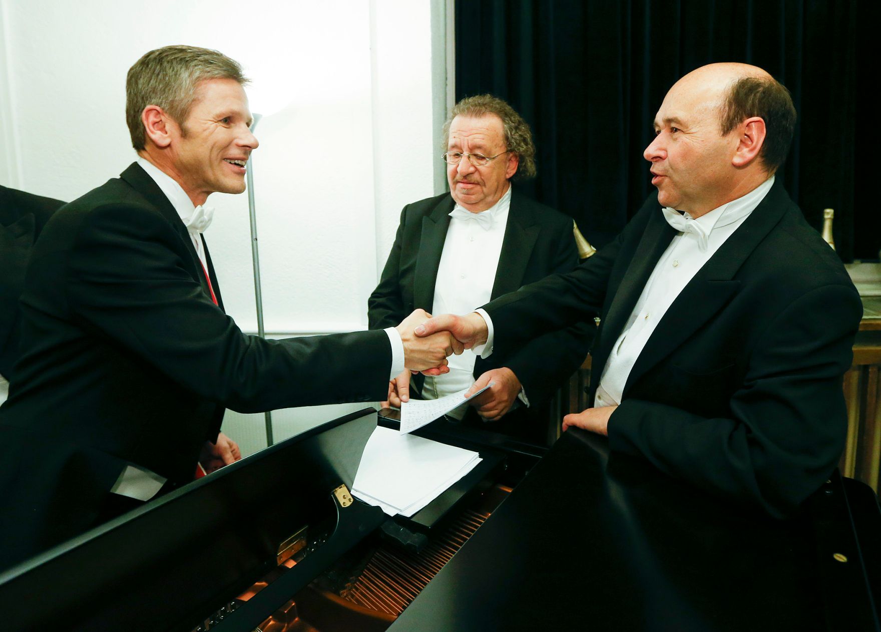 Am 27. Februar 2014 besuchte Kanzleramtsminister Josef Ostermayer (l.) den Wiener Opernball. Im Bild mit Staatsoperndirektor Dominique Meyer (r.).