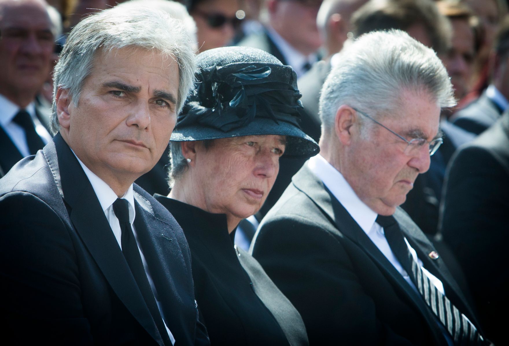 Am 9. August 2014 fand vor dem Parlament die Trauerfeier f&uuml;r Nationalratspr&auml;sidentin Barbara Prammer statt. Im Bild (v.l.n.r.) Bundeskanzler Werner Faymann, Margit Fischer und Bundespr&auml;sident Heinz Fischer.
