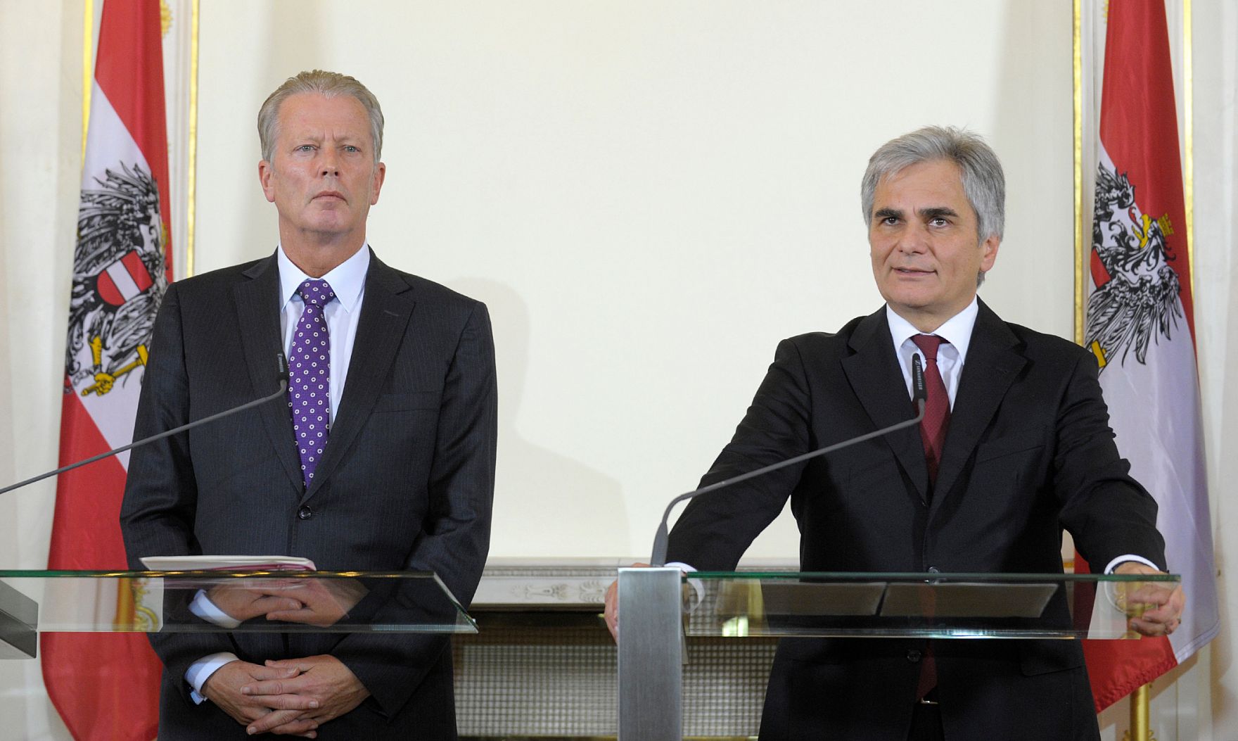 Bundeskanzler Werner Faymann (r.) mit Vizekanzler und Bundesminister Reinhold Mitterlehner (l.) beim Pressefoyer nach dem Ministerrat am 18. November 2014.