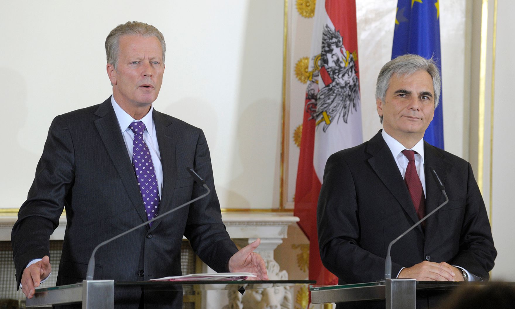 Bundeskanzler Werner Faymann (r.) mit Vizekanzler und Bundesminister Reinhold Mitterlehner (l.) beim Pressefoyer nach dem Ministerrat am 18. November 2014.