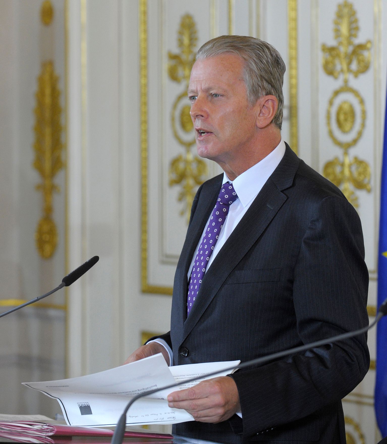 Vizekanzler und Bundesminister Reinhold Mitterlehner beim Pressefoyer nach dem Ministerrat am 18. November 2014.