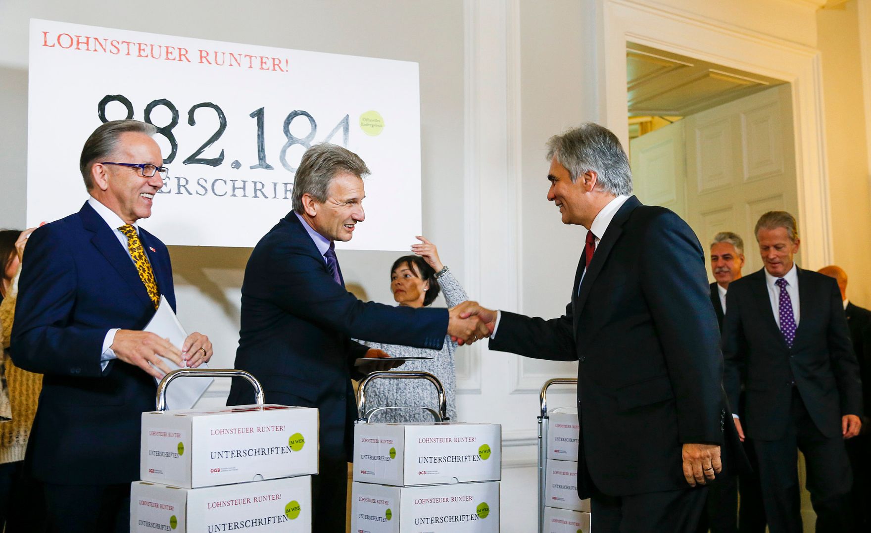 Am 18. November 2014 wurden 882.184 Unterschriften der Kampagne &quot;Lohnsteuer senken&quot;, von Vertretern des &Ouml;sterreichischen Gerwerkschaftsbundes und der Arbeiterkammer der Bundesregierung, vertreten durch den Bundeskanzler, Vizekanzler und den Finanzminister &uuml;bergeben. Im Bild Bundeskanzler Werner Faymann (r.) mit dem &Ouml;GB-Pr&auml;sidenten Erich Foglar (m.) und dem AK-Pr&auml;sidenten Rudolf Kaske (l.).