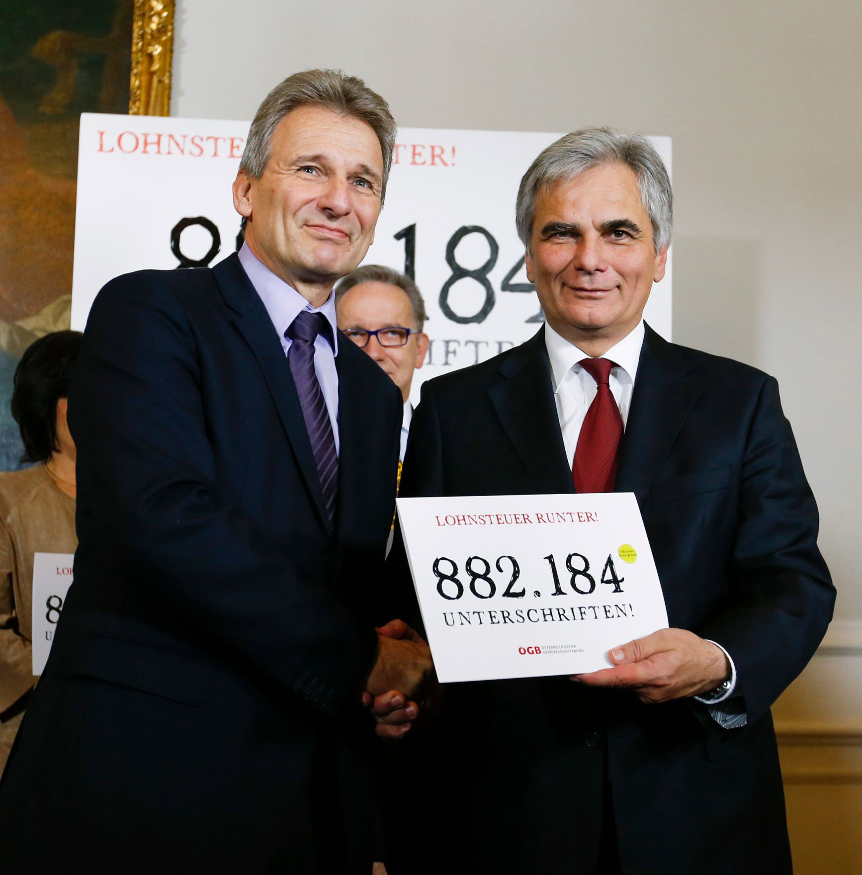 Am 18. November 2014 wurden 882.184 Unterschriften der Kampagne &quot;Lohnsteuer senken&quot;, von Vertretern des &Ouml;sterreichischen Gerwerkschaftsbundes und der Arbeiterkammer der Bundesregierung, vertreten durch den Bundeskanzler, Vizekanzler und den Finanzminister &uuml;bergeben. Im Bild Bundeskanzler Werner Faymann (r.) mit dem &Ouml;GB-Pr&auml;sidenten Erich Foglar (l.).