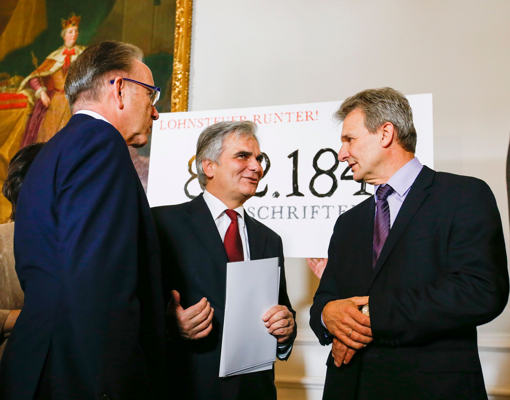 Am 18. November 2014 wurden 882.184 Unterschriften der Kampagne &quot;Lohnsteuer senken&quot;, von Vertretern des &Ouml;sterreichischen Gerwerkschaftsbundes und der Arbeiterkammer der Bundesregierung, vertreten durch den Bundeskanzler, Vizekanzler und den Finanzminister &uuml;bergeben. Im Bild Bundeskanzler Werner Faymann (m.) mit dem &Ouml;GB-Pr&auml;sidenten Erich Foglar (r.) und dem AK-Pr&auml;sidenten Rudolf Kaske (l.).