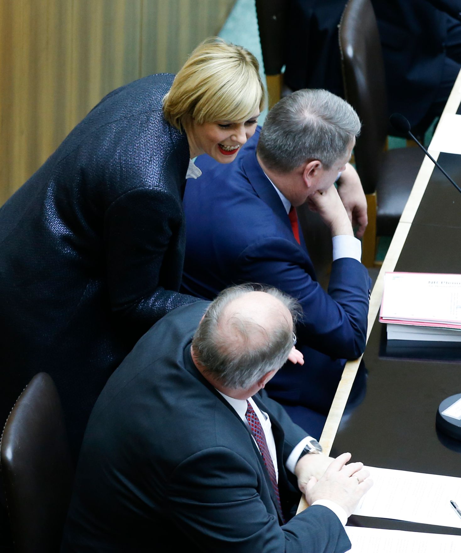 Am 19. November 2014 beantwortete Bundeskanzler Werner Faymann eine Dringliche Anfrage bei der Nationalratssitzung im Parlament. Im Bild Staatssekret&auml;rin Sonja Ste&szlig;l (m.) mit Justizminister Wolfgang Brandstetter (l.) und Landwirtschaftsminister Andr&auml; Rupprechter (r.).