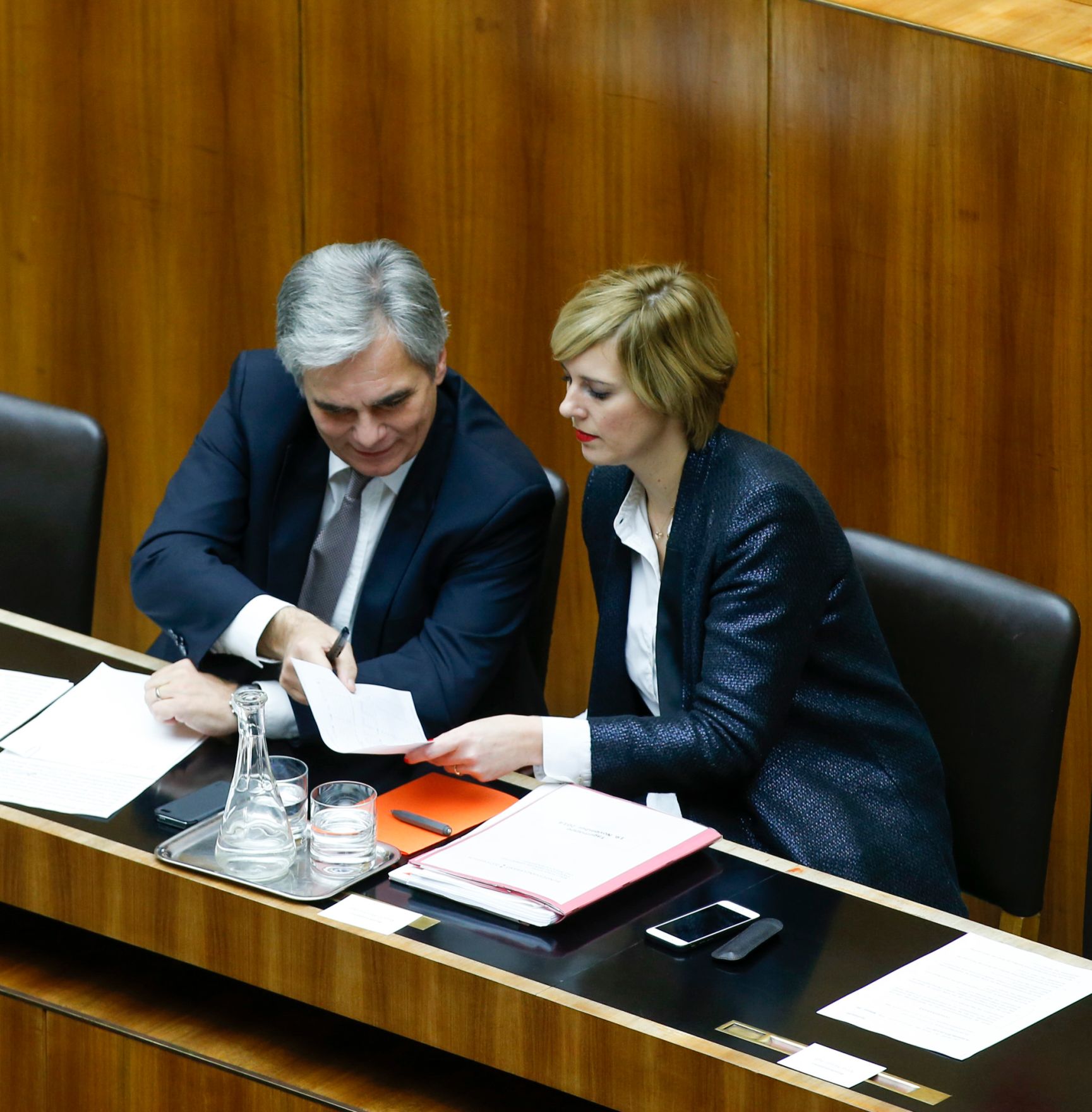 Am 19. November 2014 beantwortete Bundeskanzler Werner Faymann (l.) eine Dringliche Anfrage bei der Nationalratssitzung im Parlament. Im Bild mit Staatssekret&auml;rin Sonja Ste&szlig;l (r.).