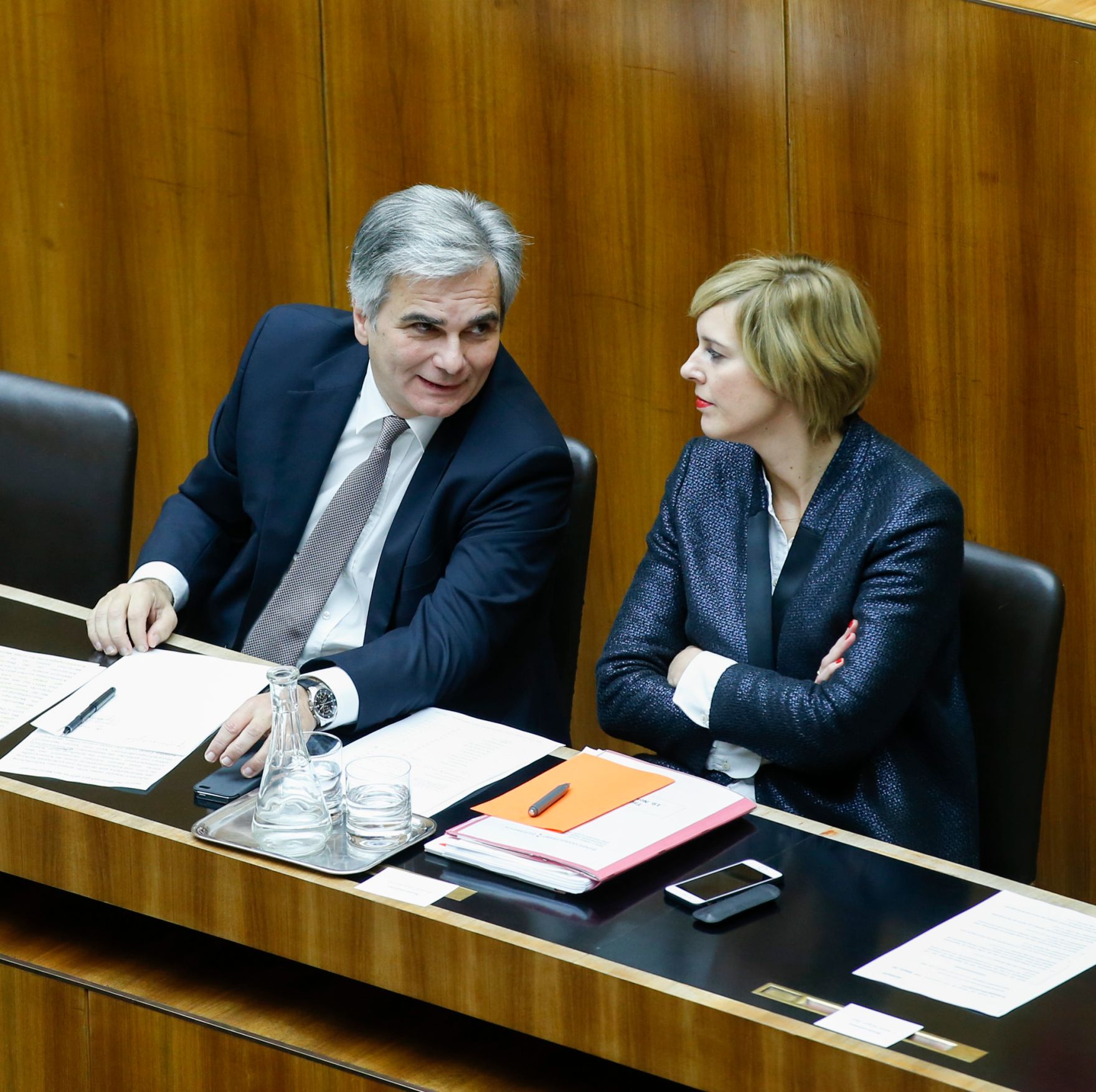 Am 19. November 2014 beantwortete Bundeskanzler Werner Faymann (l.) eine Dringliche Anfrage bei der Nationalratssitzung im Parlament. Im Bild mit Staatssekret&auml;rin Sonja Ste&szlig;l (r.).