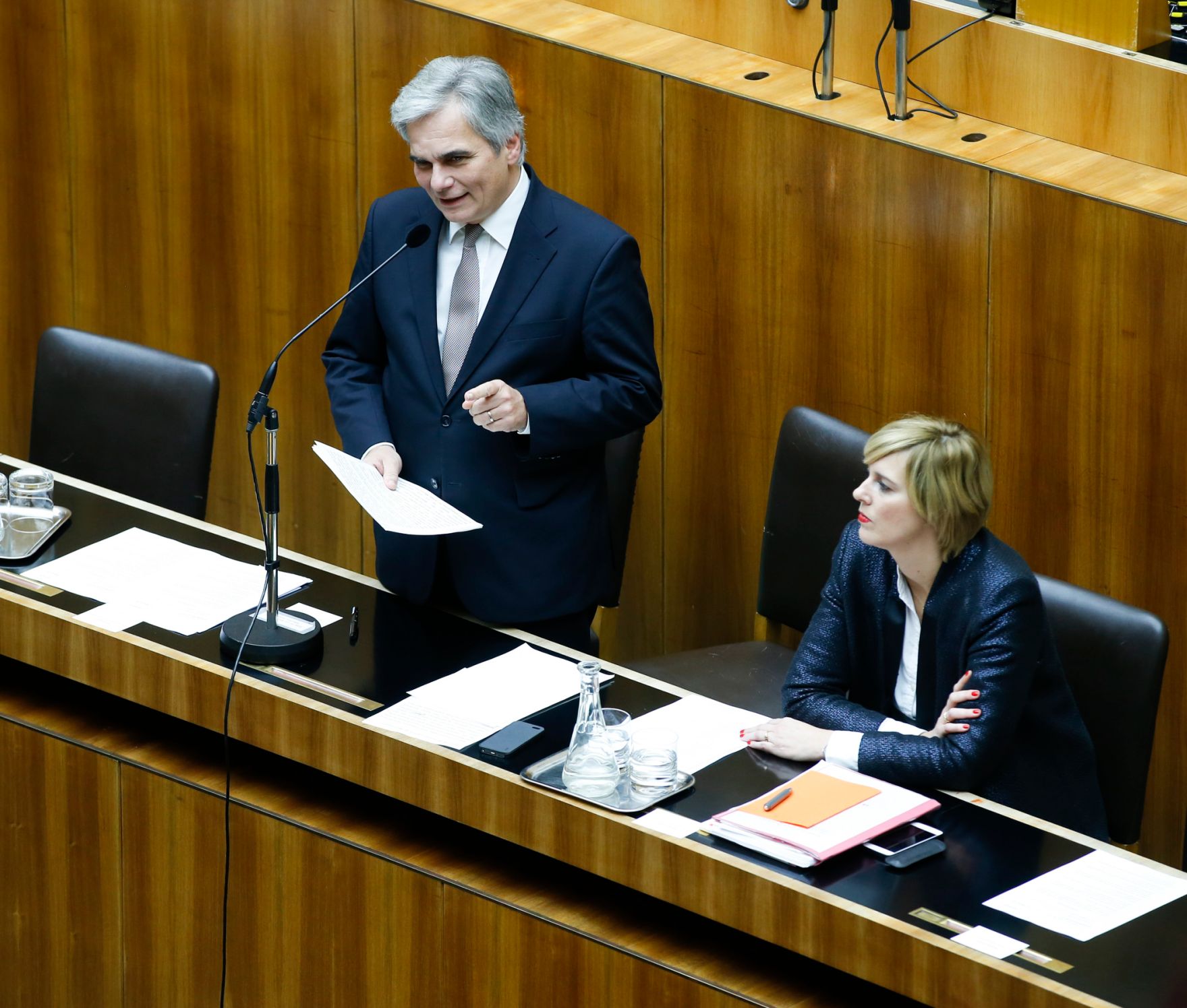 Am 19. November 2014 beantwortete Bundeskanzler Werner Faymann (l.) eine Dringliche Anfrage bei der Nationalratssitzung im Parlament. Im Bild mit Staatssekret&auml;rin Sonja Ste&szlig;l (r.).