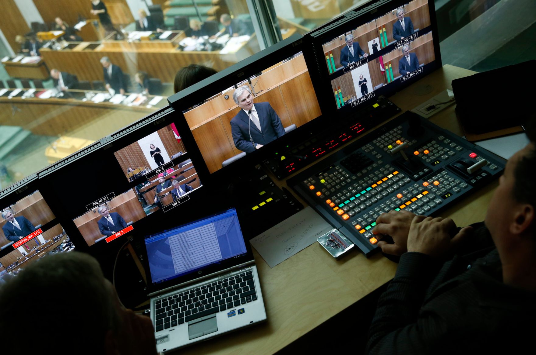 Am 19. November 2014 beantwortete Bundeskanzler Werner Faymann eine Dringliche Anfrage bei der Nationalratssitzung im Parlament.