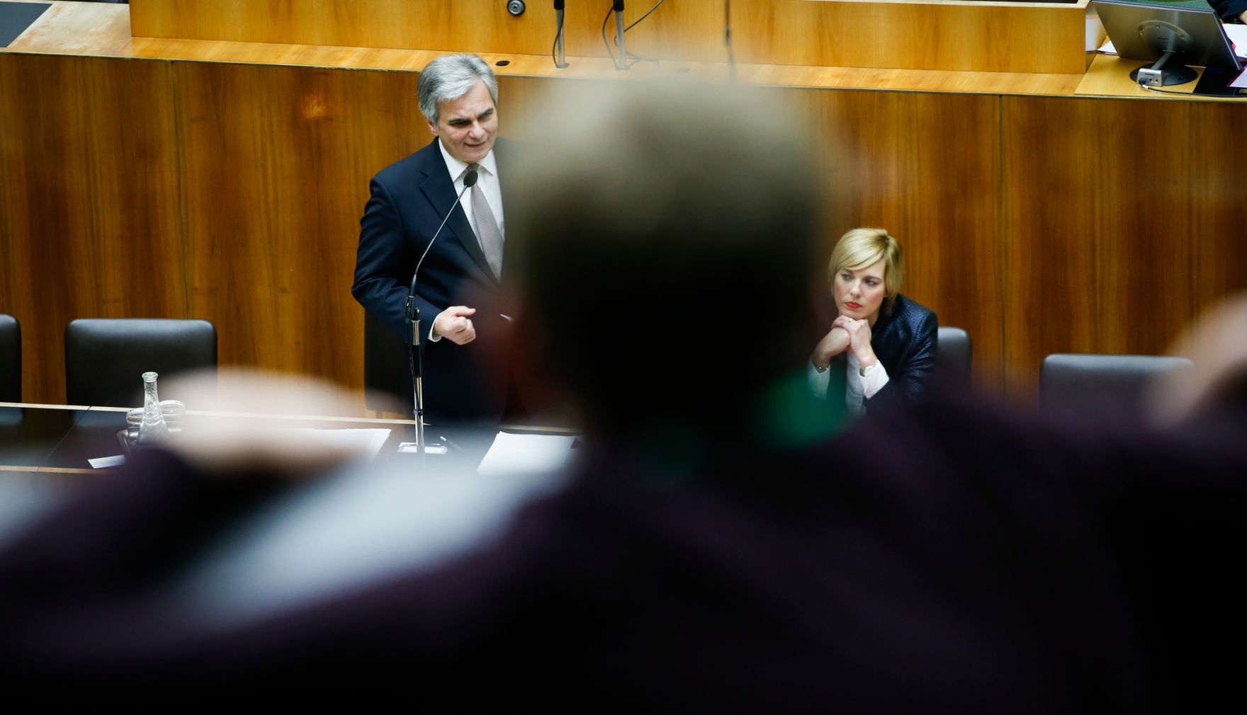 Am 19. November 2014 beantwortete Bundeskanzler Werner Faymann (l.) eine Dringliche Anfrage bei der Nationalratssitzung im Parlament. Im Bild mit Staatssekret&auml;rin Sonja Ste&szlig;l (r.).