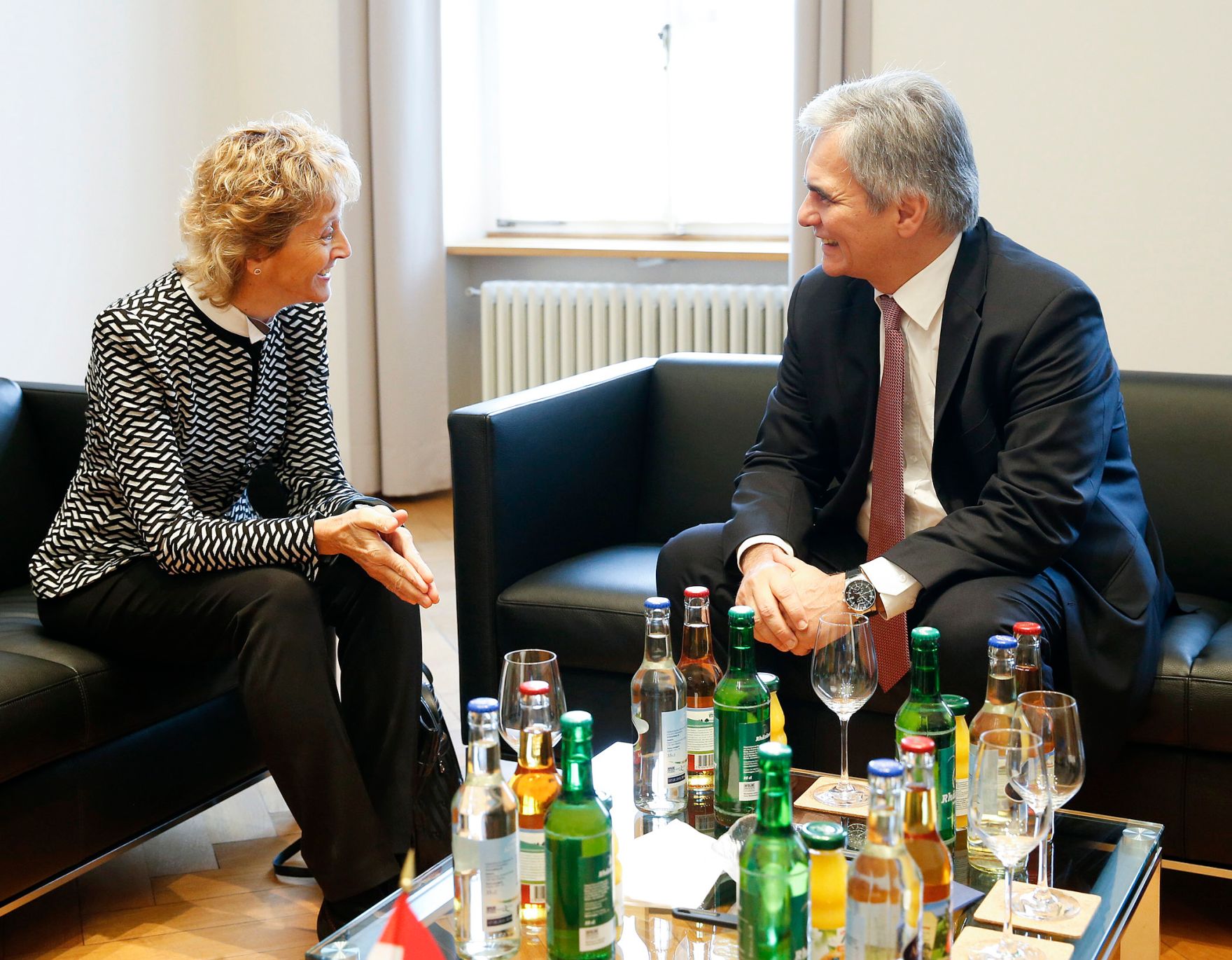 Am 21. November 2014 besuchte Bundeskanzler Werner Faymann (r.) die Schweizer Finanzministerin Eveline Widmer-Schlumpf (l.) zu einem Arbeitsgespr&auml;ch in Aarau.