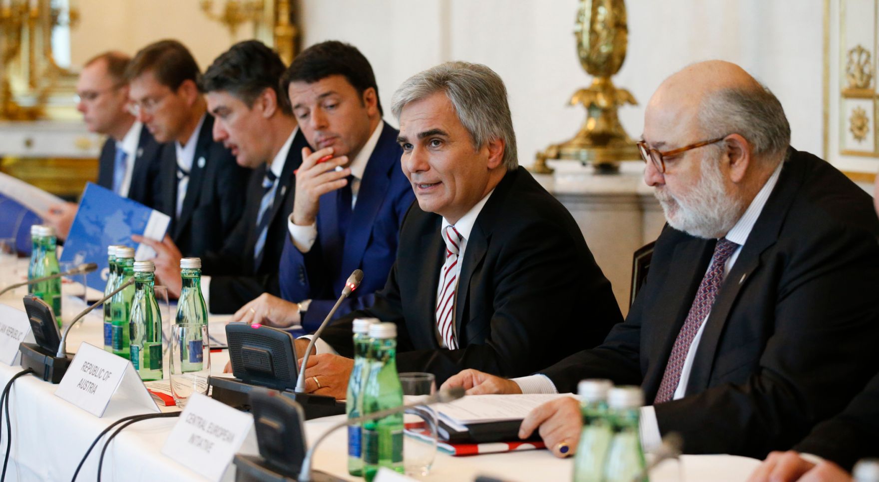 Am 24. November 2014 lud der Bundeskanzler die Mitglieder der Zentraleurop&auml;ischen Initiative (ZEI) zu einem Gipfeltreffen in das Bundeskanzleramt ein. Im Bild (v.r.n.l.) ZEI-Generalsekret&auml;r Giovanni Caracciolo di Vietri, Bundeskanzler Werner Faymann, Ministerpr&auml;sident der Italienischen Republik Matteo Renzi, Premierminister der Republik Kroatien Zoran Milanović, Premierminister der Republik Slowenien Miro Cerar und Vize-Premierminister f&uuml;r Investitionen der Slowakischen Republik Ľubom&iacute;r V&aacute;žny.